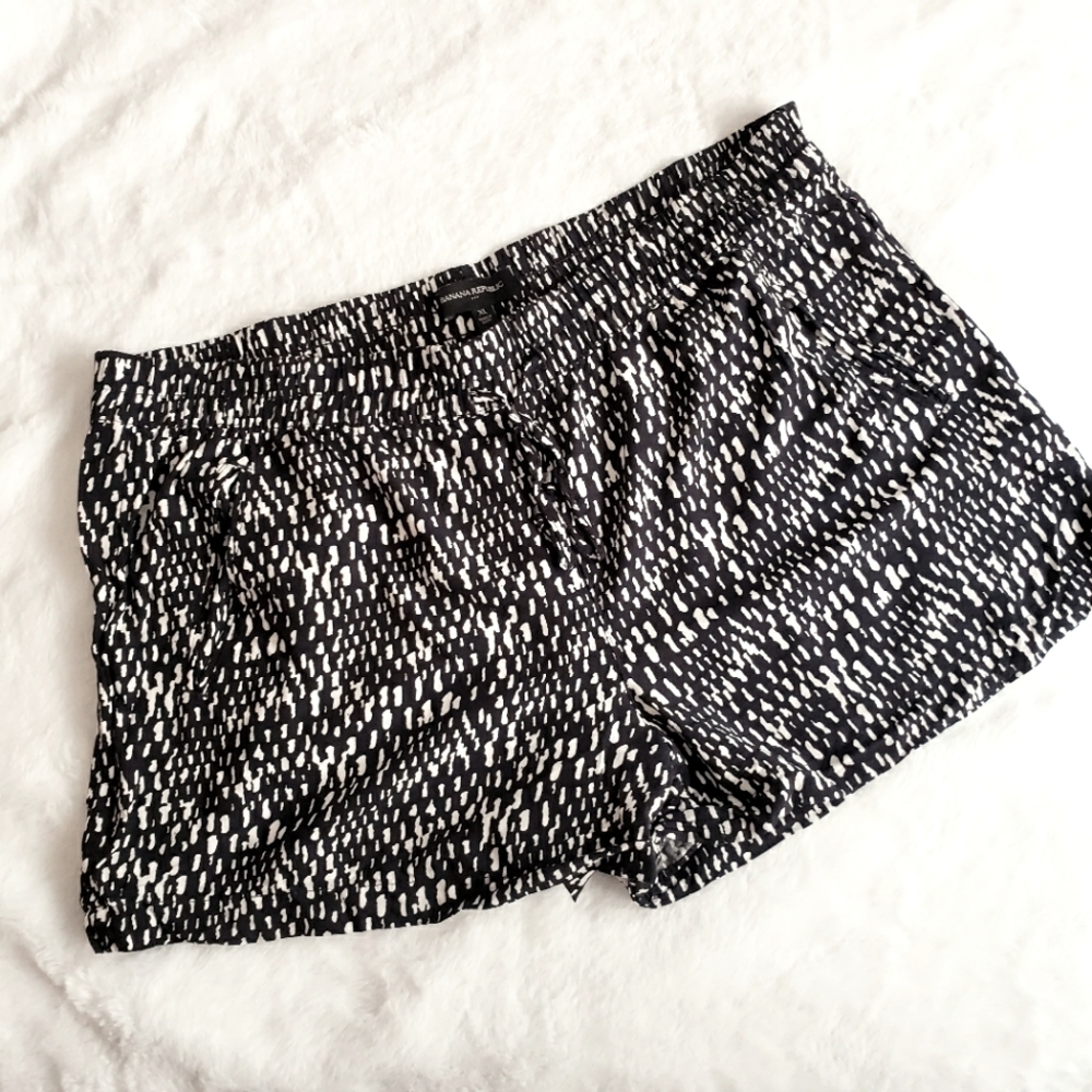 Banana Republic black and white tie waist shorts. Sz XL